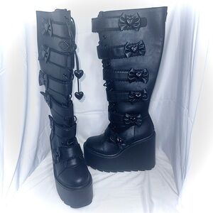 Dune Elissa Bat (size 11) Platform Blackout Monster High YRU Strange Cult boots